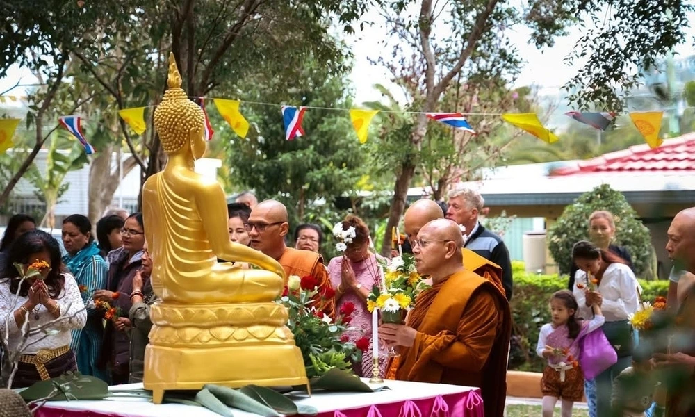 celebration religieuse bouddhisme en thailande pour visakha bucha
