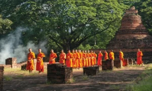 fête Visakha Bucha en Thaïlande avec des moines