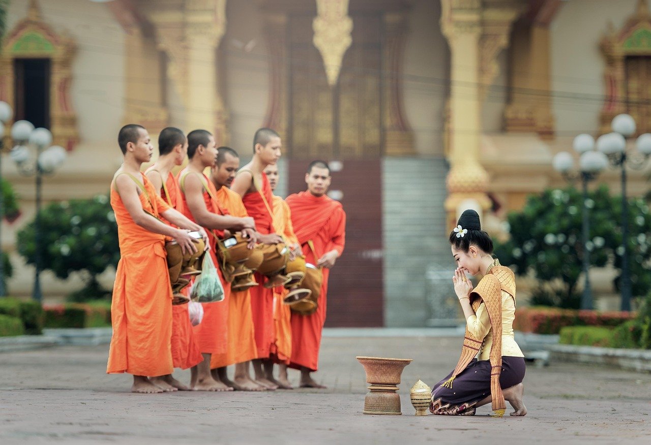 Fête bouddhiste traditionnelle en Thaïlande avec offrandes et bougies