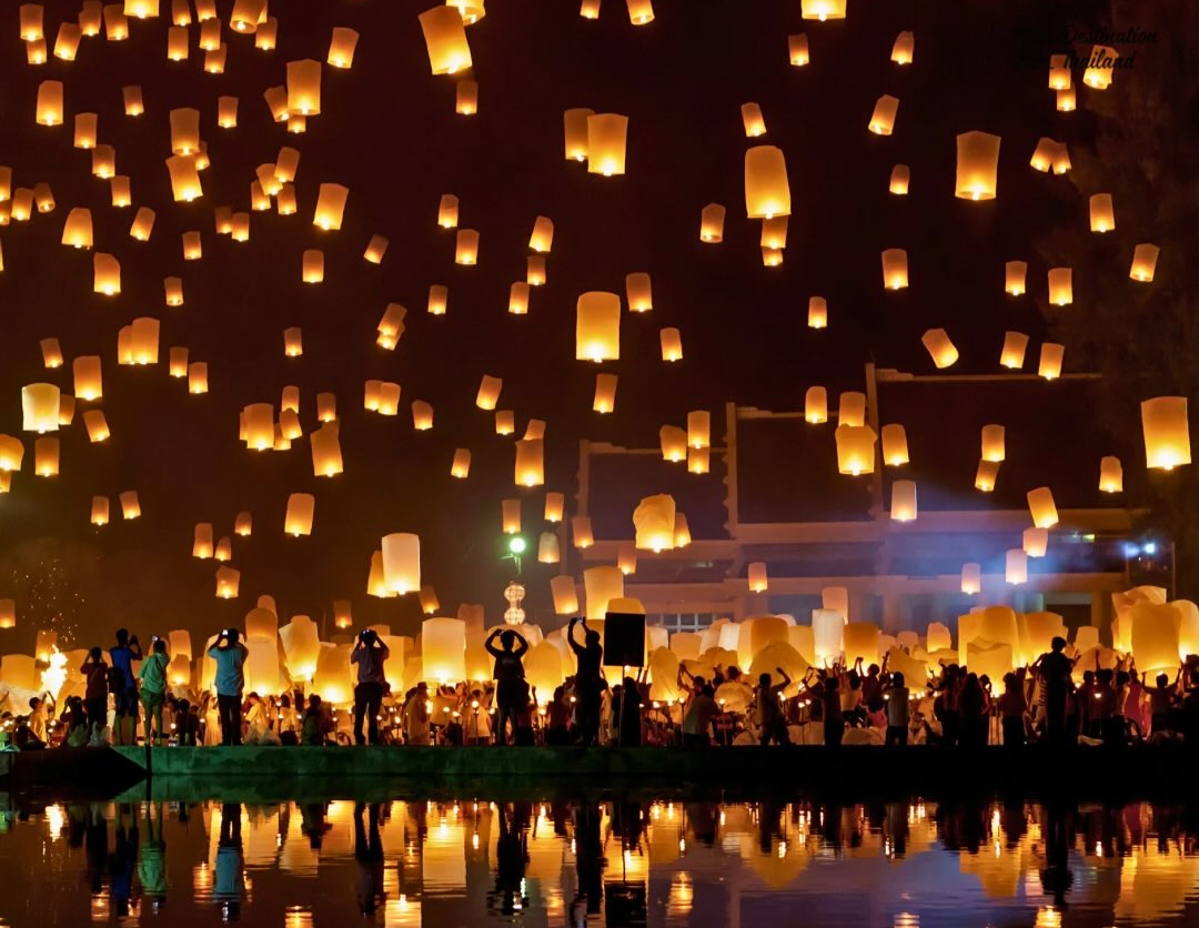 Krathongs déposés sur l'eau pendant la fête de Loy Krathong