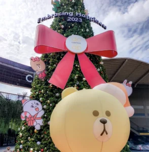 sapin de noël devant un centre commercial de koh samui