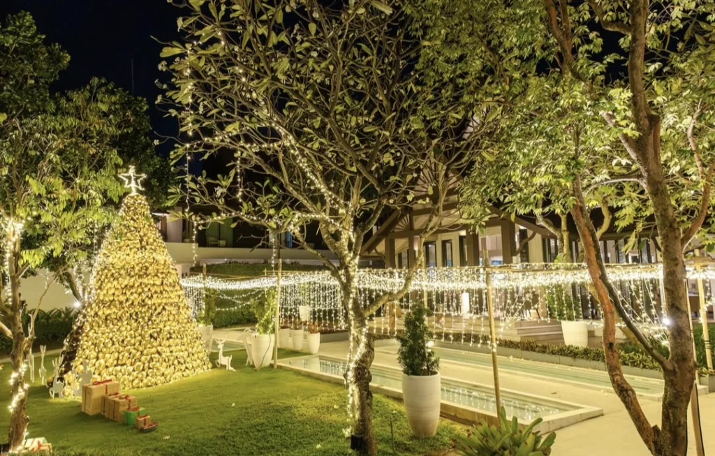 sapin de noel devant un hotel de koh samui