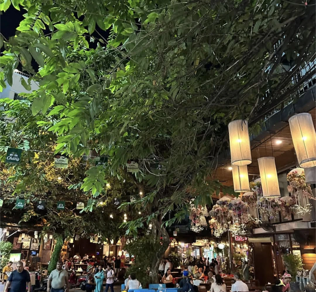 Khao San Road de nuit, quartier festif de Bangkok à ne pas confondre avec un quartier rouge